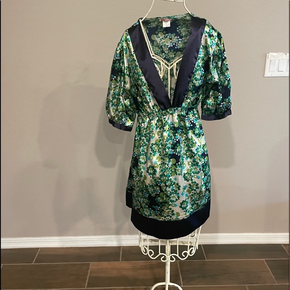 This blouse is cute with leggings. - Picture 1 of 4